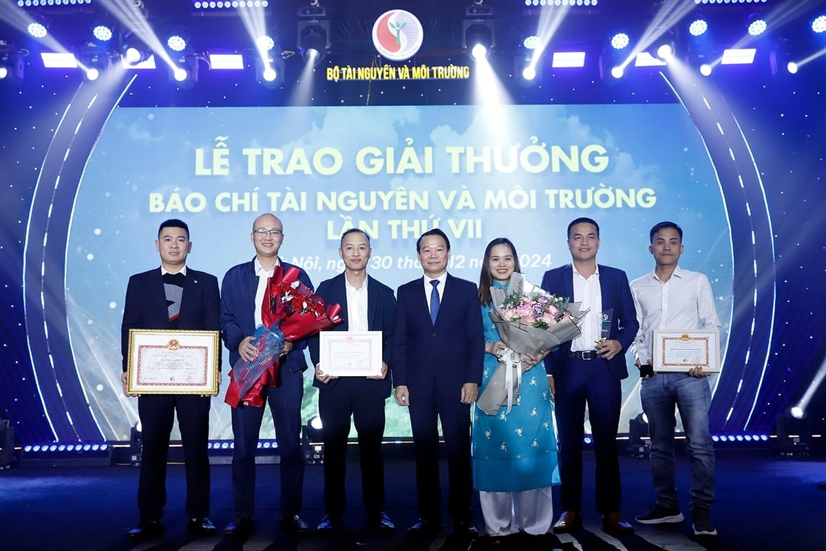 Bộ trưởng Đỗ Đức Duy chụp ảnh lưu niệm cùng các tác giả của Báo Tài nguyên và Môi trường được Giải Báo chí tài nguyên và môi trường lần thứ VII. Ảnh: Khánh Ly. Bộ trưởng Đỗ Đức Duy chụp ảnh lưu niệm cùng các tác giả của Báo Tài nguyên và Môi trường được Giải Báo chí tài nguyên và môi trường lần thứ VII. Ảnh: Khánh Ly.