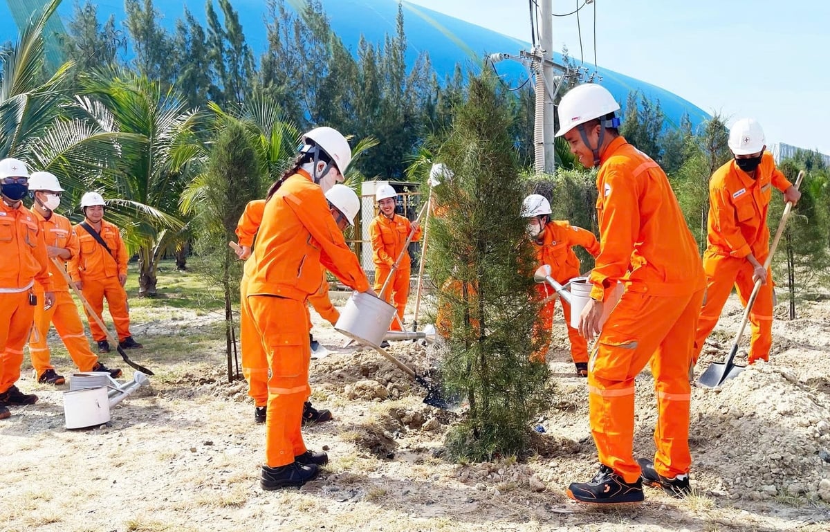 Người lao động Nhà máy tham gia tích cực hoạt động trồng cây xanh. Ảnh: Vĩnh Tân 4. Người lao động Nhà máy tham gia tích cực hoạt động trồng cây xanh. Ảnh: Vĩnh Tân 4.