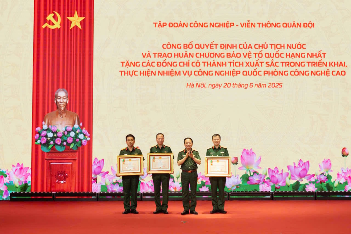 Chủ tịch nước quyết định tặng thưởng Huân chương Bảo vệ Tổ quốc hạng Nhất cho 3 cán bộ lãnh đạo, cán bộ chủ chốt của Tập đoàn Công nghiệp - Viễn thông Quân đội. Chủ tịch nước quyết định tặng thưởng Huân chương Bảo vệ Tổ quốc hạng Nhất cho 3 cán bộ lãnh đạo, cán bộ chủ chốt của Tập đoàn Công nghiệp - Viễn thông Quân đội.