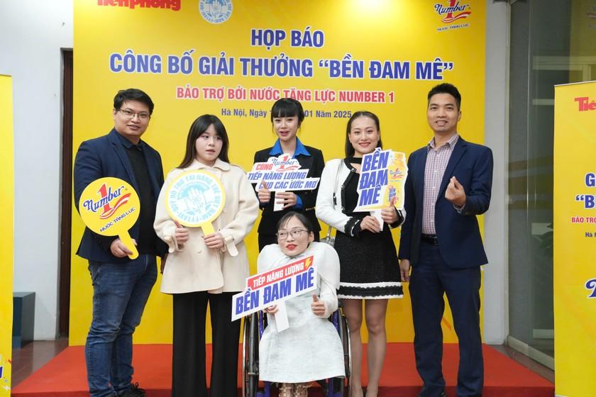 PGS. TS Trương Thanh Tùng (ngoài cùng bên trái) và các Gương mặt trẻ Việt Nam tiêu biểu qua các năm. Ảnh: Tân Hiệp Phát. PGS. TS Trương Thanh Tùng (ngoài cùng bên trái) và các Gương mặt trẻ Việt Nam tiêu biểu qua các năm. Ảnh: Tân Hiệp Phát.