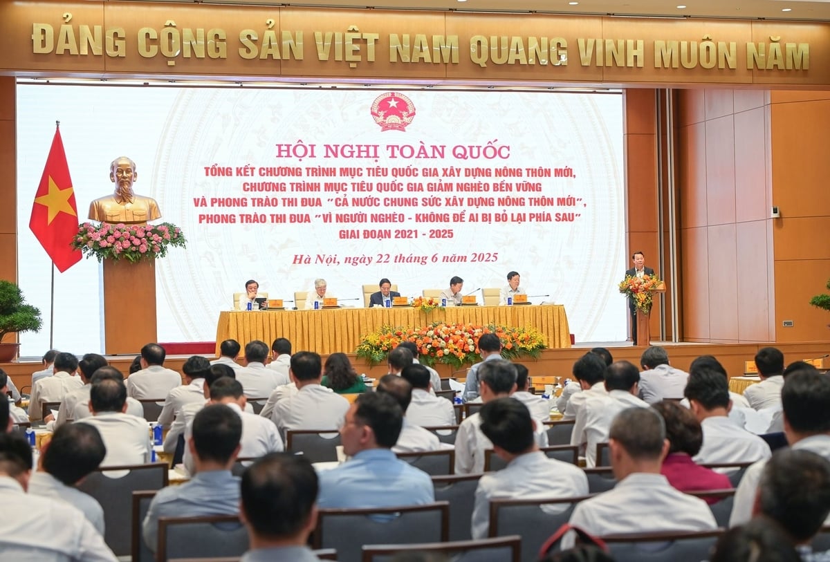Bộ trưởng Bộ Nông nghiệp và Môi trường Đỗ Đức Duy báo cáo tóm tắt kết quả hai Chương trình mục tiêu quốc gia về xây dựng nông thôn mới và giảm nghèo bền vững. Ảnh: Tùng Đinh. Bộ trưởng Bộ Nông nghiệp và Môi trường Đỗ Đức Duy báo cáo tóm tắt kết quả hai Chương trình mục tiêu quốc gia về xây dựng nông thôn mới và giảm nghèo bền vững. Ảnh: Tùng Đinh.