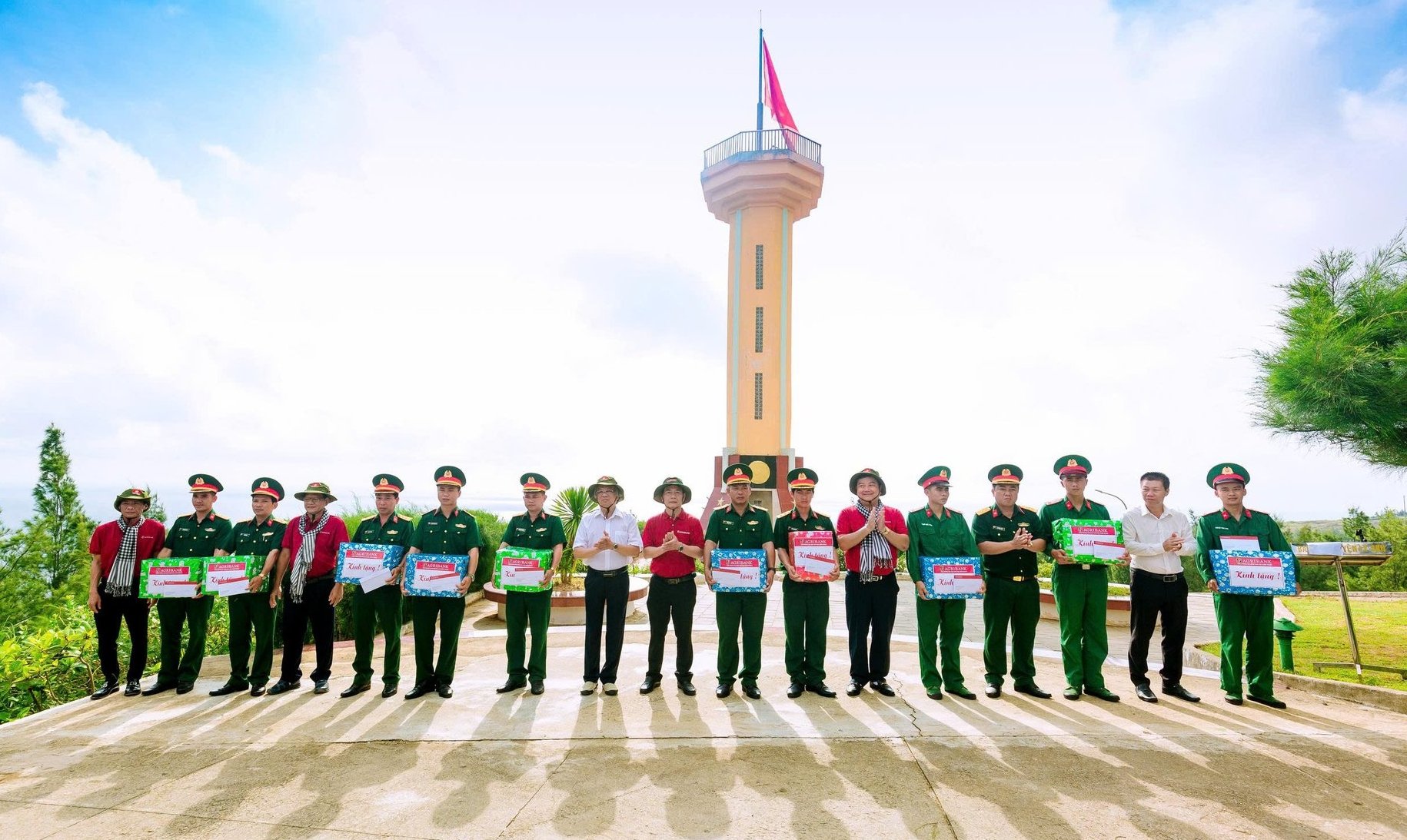 Agribank miền Trung đã phối hợp với các đơn vị trực thuộc đã đến thăm, tặng quà cho quân nhân và nhân dân có hoàn cảnh khó khăn tại huyện đảo Lý Sơn, tỉnh Quảng Ngãi. Ảnh: TH.