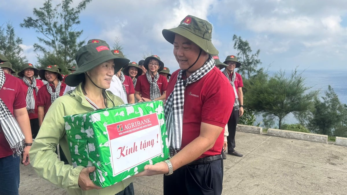 Agribank miền Trung trao quà cho nhân dân có hoàn cảnh khó khăn tại huyện đảo Lý Sơn, tỉnh Quảng Ngãi. Ảnh: TH.