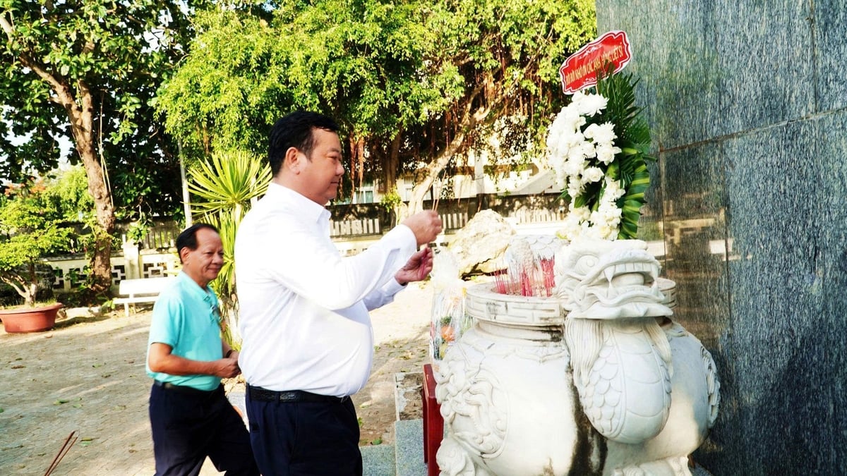 Agribank miền Trung dâng hương tại Đội Hoàng Sa Kiêm Quản Bắc Hải, Nghĩa trang liệt sỹ huyện Lý Sơn và dọn rác làm sạch bãi biển Lý Sơn. Ảnh: TH.