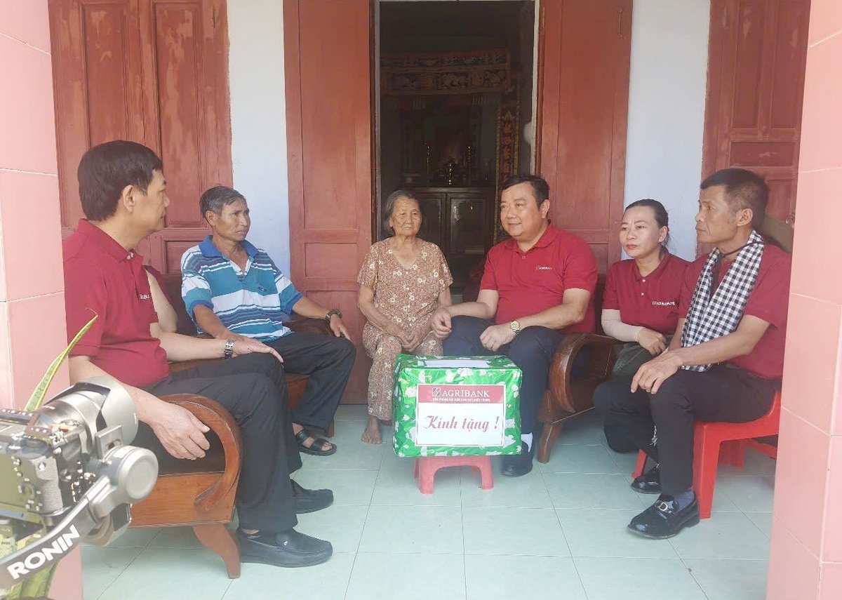 Đoàn Agribank miền Trung đến thăm và tặng quà cho những gia đình có hoàn cảnh khó khăn ở huyện đảo Lý Sơn, tỉnh Quảng Ngãi. Ảnh: TH.