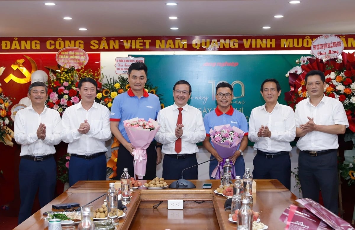 Trước đó, chiều 21/6, Tổng Biên tập Nguyễn Ngọc Thạch cùng một số thành viên Ban Biên tập Báo Nông nghiệp và Môi trường đã tặng quà chúc mừng 2 tác giả đại diện của loạt bài đoạt giải. Ảnh: Khương Trung.