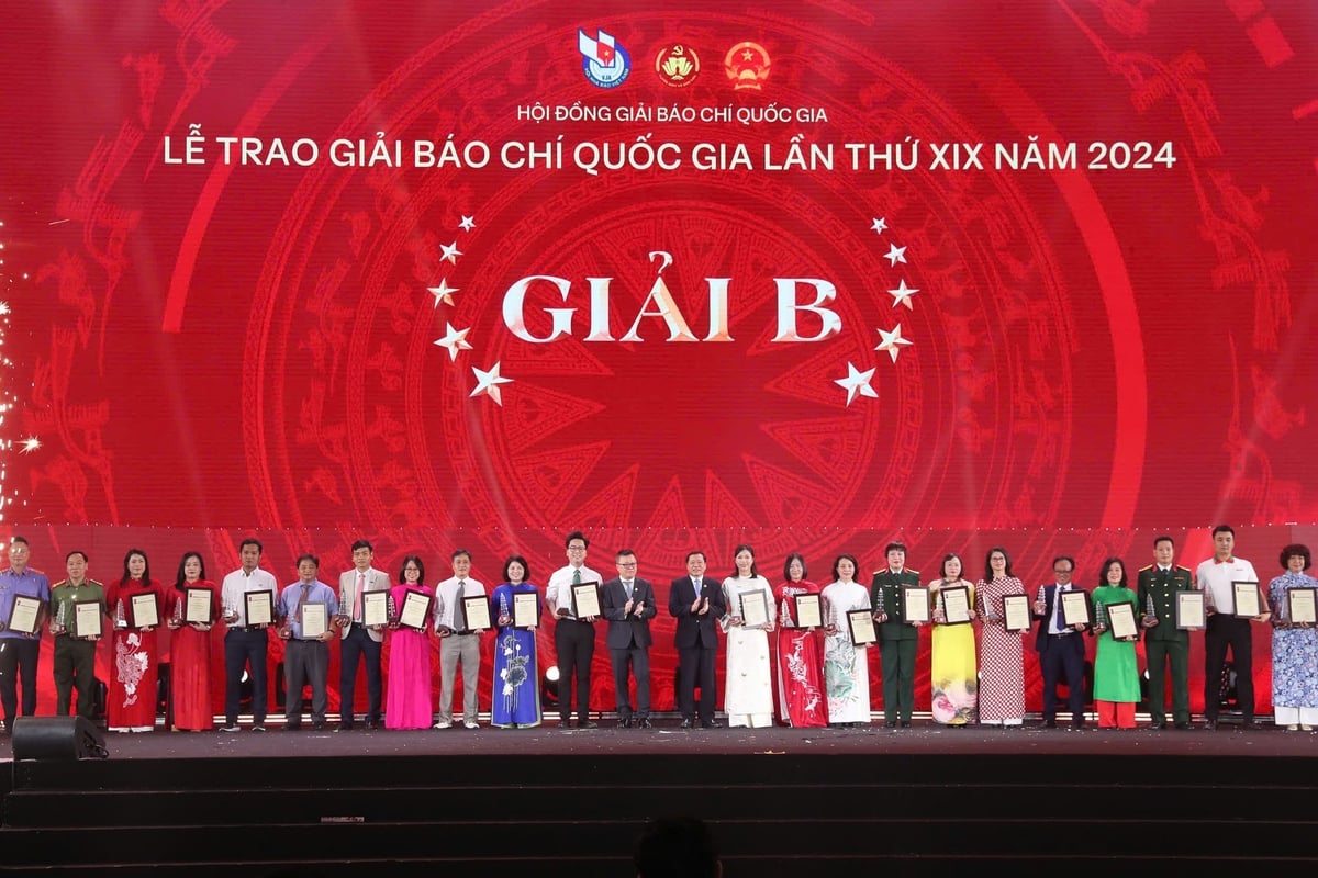 Các tác giả đại diện nhận Giải B Giải Báo chí Quốc gia tối 21/6. Ảnh: Tùng Đinh.