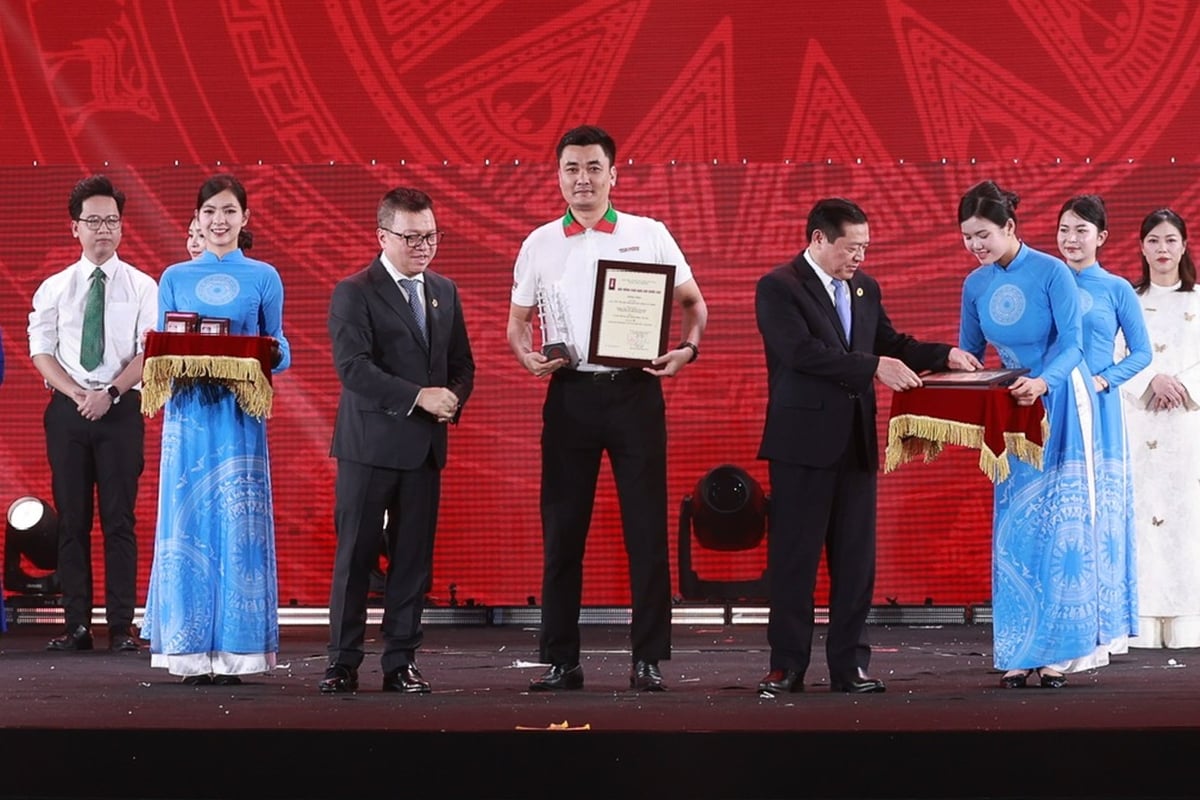 Nhà báo Hoàng Tuấn Anh đại diện nhóm tác giả Báo Nông nghiệp và Môi trường lên nhận giải. Ảnh: Tùng Đinh.