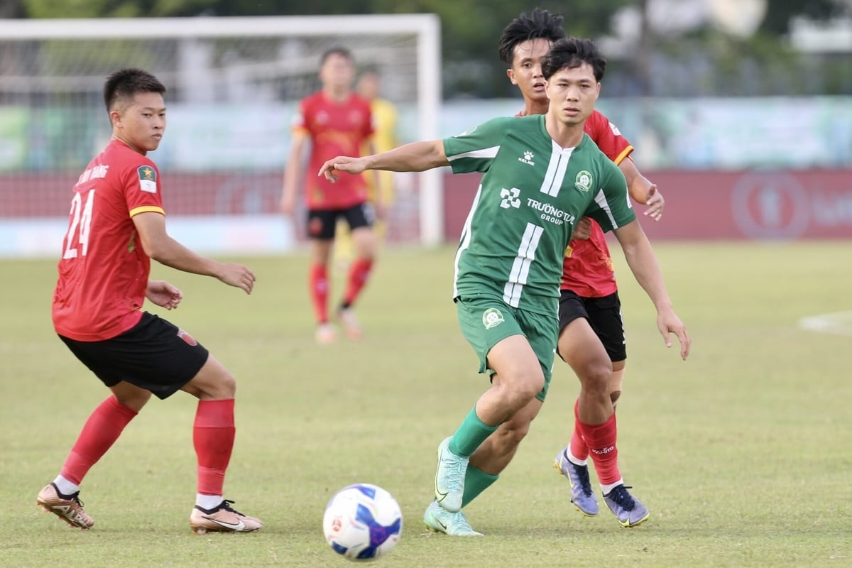 Cong Phượng cùng Bình Phước trong trận đấu tranh vé dự V.League 2025/2026. Ảnh:VPF. Cong Phượng cùng Bình Phước trong trận đấu tranh vé dự V.League 2025/2026. Ảnh:VPF.