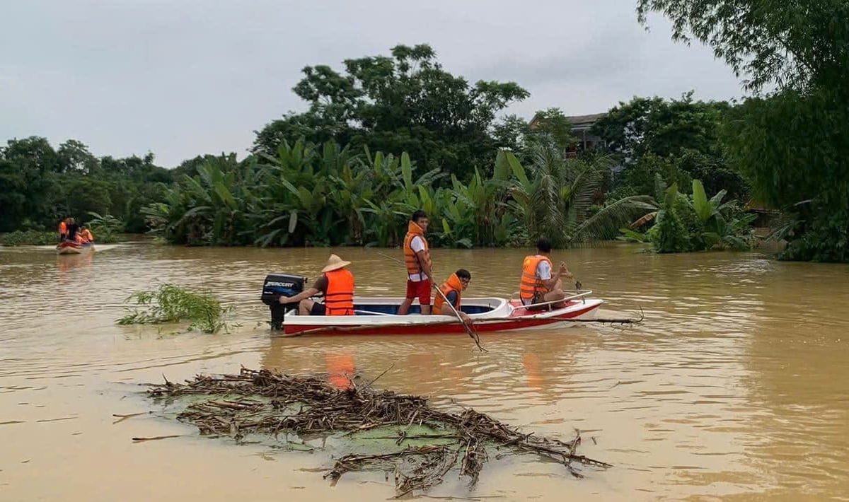 Lực lượng chức năng địa phương đã huy động nhiều người và phương tiện tham gia tìm kiếm, cứu nạn. Ảnh: Đài TTTH thành phố Sông Công. Lực lượng chức năng địa phương đã huy động nhiều người và phương tiện tham gia tìm kiếm, cứu nạn. Ảnh: Đài TTTH thành phố Sông Công.