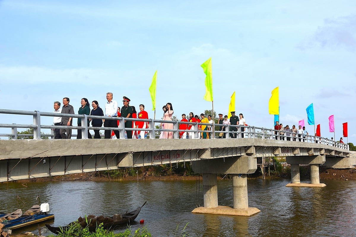 Lãnh đạo tỉnh, địa phương và người dân đi thử cầu Rạch Bà 1, xã Thạnh Hải, huyện Thạnh Phú hồi năm 2024. Ảnh: Kiều Nhi. Lãnh đạo tỉnh, địa phương và người dân đi thử cầu Rạch Bà 1, xã Thạnh Hải, huyện Thạnh Phú hồi năm 2024. Ảnh: Kiều Nhi.
