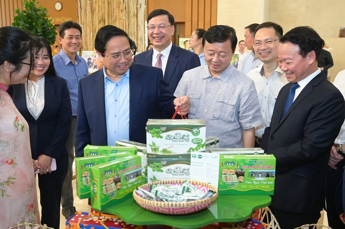 Thủ tướng Chính phủ Phạm Minh Chính, Phó Thủ tướng Trần Hồng Hà và Bộ trưởng Đỗ Đức Duy thăm gian hàng OCOP bên lề Hội nghị. Ảnh: Tùng Đinh. Thủ tướng Chính phủ Phạm Minh Chính, Phó Thủ tướng Trần Hồng Hà và Bộ trưởng Đỗ Đức Duy thăm gian hàng OCOP bên lề Hội nghị. Ảnh: Tùng Đinh.