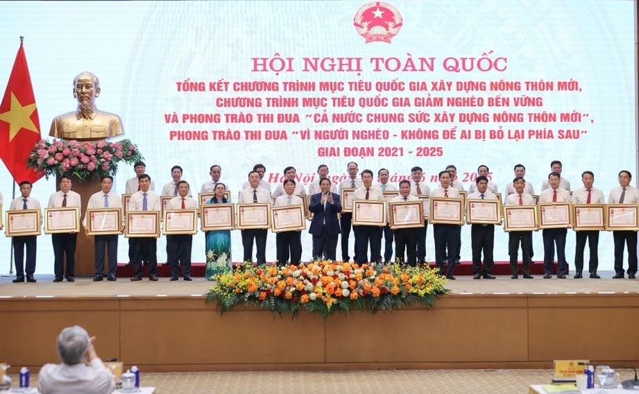 Thay mặt lãnh đạo Đảng, Nhà nước, Thủ tướng trao Huân chương Lao động hạng 3 cho 31 huyện của 12 tỉnh có thành tích nổi bật trong xây dựng nông thôn mới. Ảnh: VGP/Nhật Bắc. Thay mặt lãnh đạo Đảng, Nhà nước, Thủ tướng trao Huân chương Lao động hạng 3 cho 31 huyện của 12 tỉnh có thành tích nổi bật trong xây dựng nông thôn mới. Ảnh: VGP/Nhật Bắc.