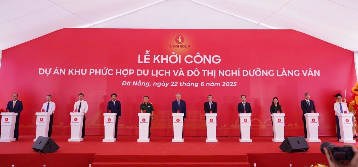 Phó Thủ tướng Thường trực Chính phủ Nguyễn Hòa Bình cùng các đại biểu bấm nút khởi công dự án Làng Vân. Ảnh: Phạm Khải.