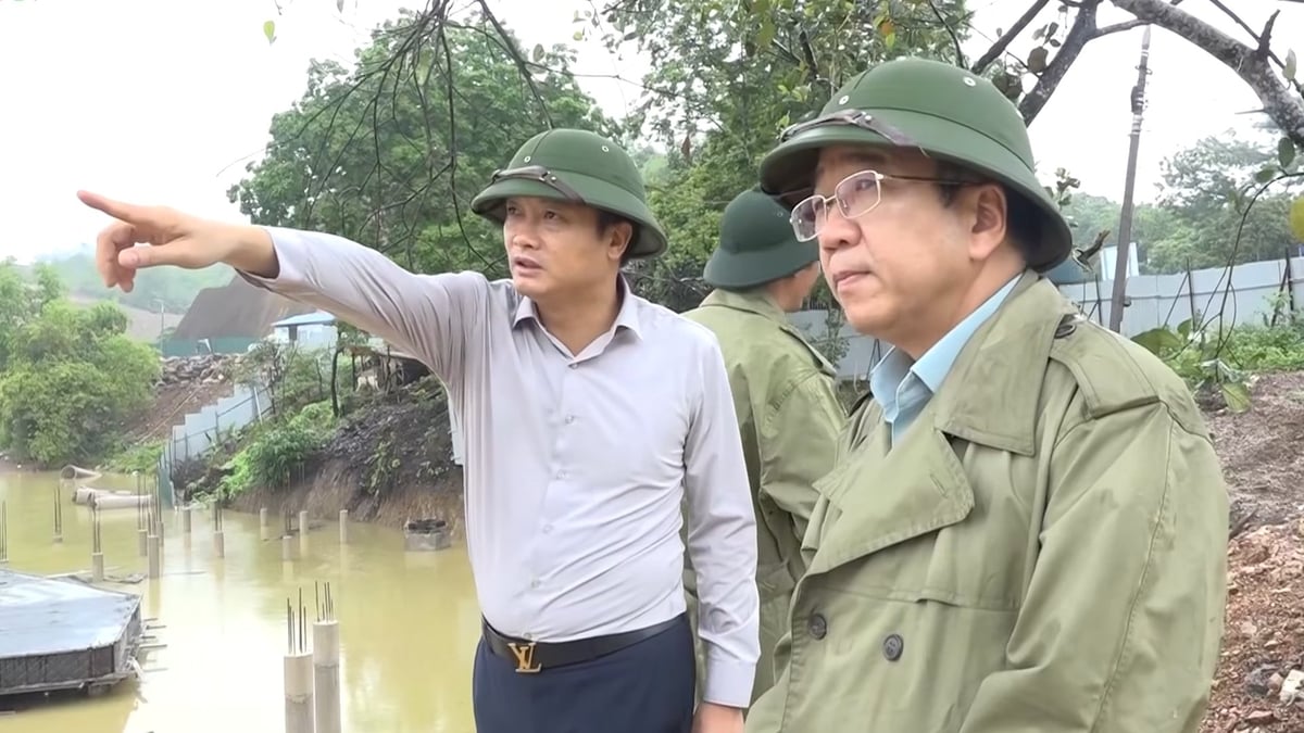 Ông Nguyễn Thanh Bình - Ủy viên BTV Tỉnh ủy, Phó Chủ tịch Thường trực UBND tỉnh Thái Nguyên (bên phải) và ông Nguyễn Nam Tiến - Chủ tịch UBND huyện Đại Từ (bên trái) kiểm tra công tác ứng phó với mưa lũ, ngày 21/6. Ảnh: ĐTV. Ông Nguyễn Thanh Bình - Ủy viên BTV Tỉnh ủy, Phó Chủ tịch Thường trực UBND tỉnh Thái Nguyên (bên phải) và ông Nguyễn Nam Tiến - Chủ tịch UBND huyện Đại Từ (bên trái) kiểm tra công tác ứng phó với mưa lũ, ngày 21/6. Ảnh: ĐTV.