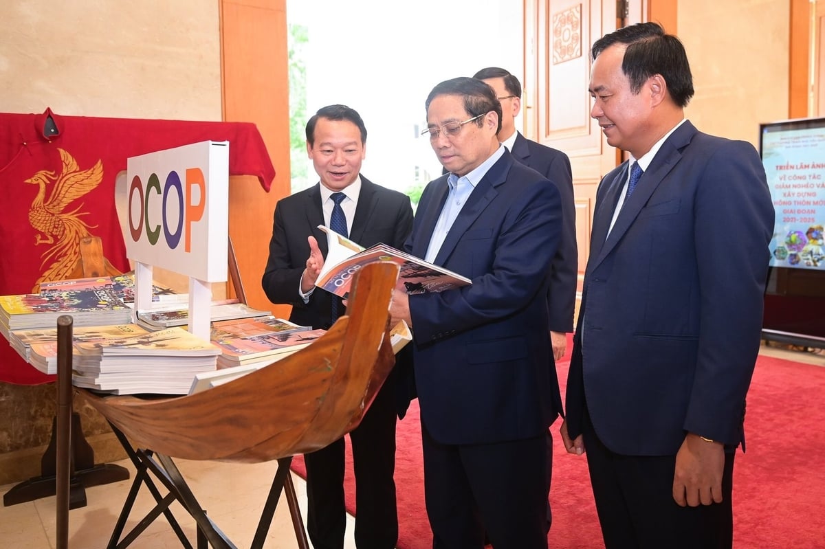 Từ trái qua: Bộ trưởng Bộ NN-MT Đỗ Đức Duy, Thủ tướng Phạm Minh Chính và Thứ trưởng Bộ NN-MT Võ Văn Hưng thăm triển lãm OCOP bên lề Hội nghị. Ảnh: Tùng Đinh.