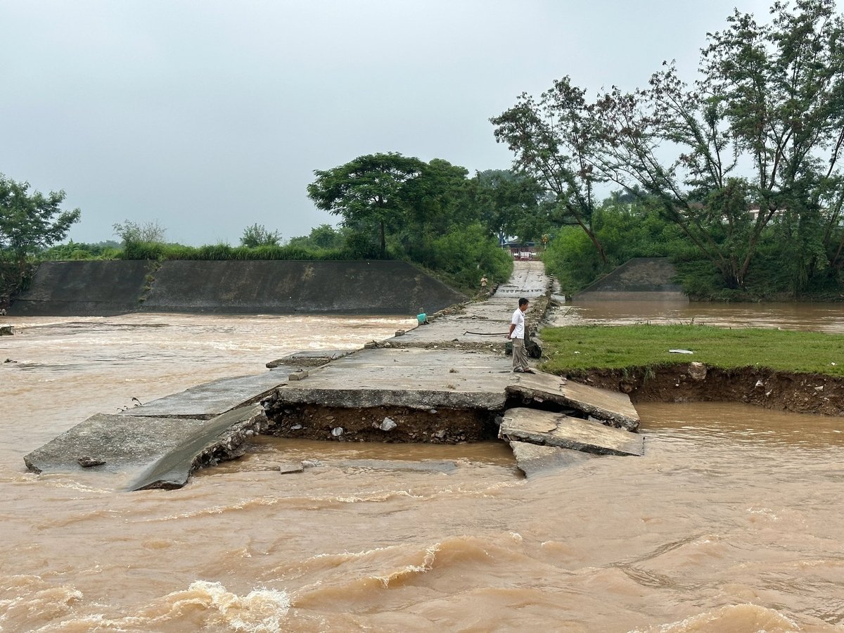 Hình ảnh hiện trường một phần ngầm tràn Trại Ngựa bị nước cuốn trôi. Ảnh: Quang Linh.