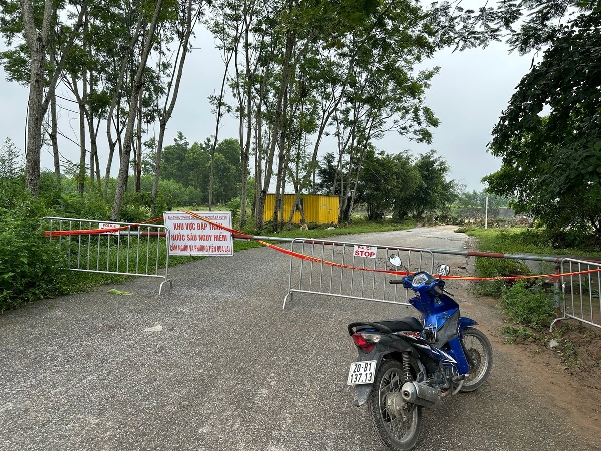 Cấm người và phương tiện lưu thông qua khu vực ngầm tràn Trại Ngựa. Ảnh: Quang Linh.