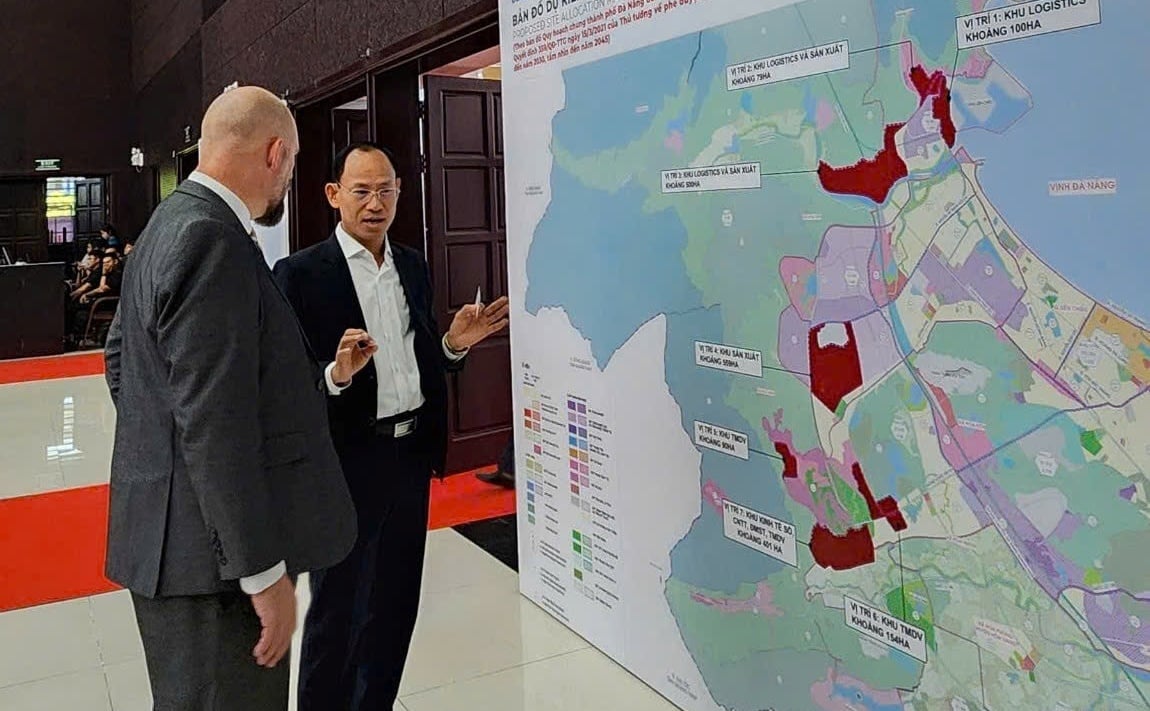 Ông Mai Công Hồ, đại diện Công ty Đầu tư Sài Gòn - Đà Nẵng và ông Richard McClellan, đại diện Tập đoàn Terne Holdings và The One Destination cùng xem trao đổi Khu thương mại tự do Đà Nẵng. Ảnh: Lan Anh Ông Mai Công Hồ, đại diện Công ty Đầu tư Sài Gòn - Đà Nẵng và ông Richard McClellan, đại diện Tập đoàn Terne Holdings và The One Destination cùng xem trao đổi Khu thương mại tự do Đà Nẵng. Ảnh: Lan Anh
