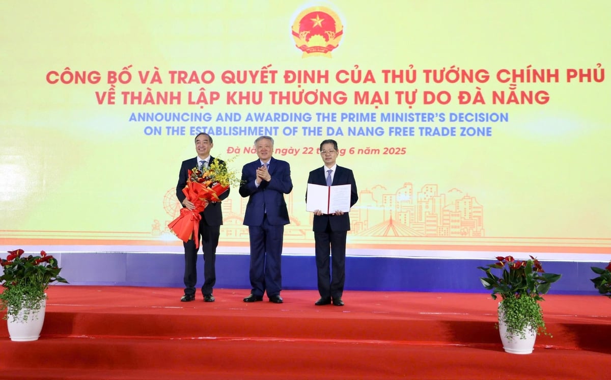 Phó Thủ tướng Thường trực Nguyễn Hòa Bình trao quyết định công bố thành lập Khu thương mại tự do Đà Nẵng cho lãnh đạo thành phố. Ảnh: Lan Anh. Phó Thủ tướng Thường trực Nguyễn Hòa Bình trao quyết định công bố thành lập Khu thương mại tự do Đà Nẵng cho lãnh đạo thành phố. Ảnh: Lan Anh.