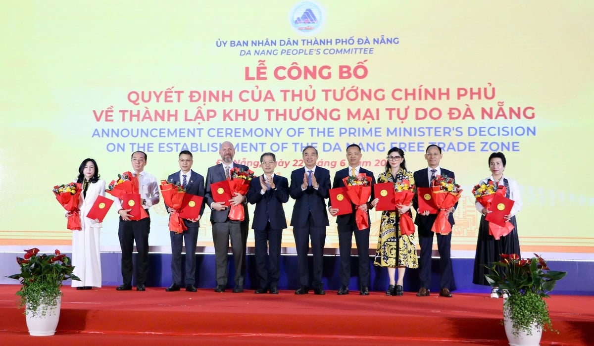 Các nhà đầu tư nhận hoa và trao biên bản ghi nhớ hợp tác đầu tư vào Khu thương mại tự do Đà Nẵng. Ảnh: Lan Anh Các nhà đầu tư nhận hoa và trao biên bản ghi nhớ hợp tác đầu tư vào Khu thương mại tự do Đà Nẵng. Ảnh: Lan Anh