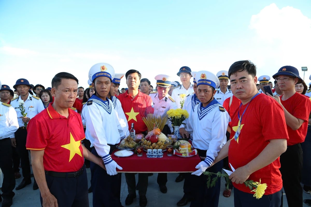 Nghẹn ngào ở Gạc Ma. Nghẹn ngào ở Gạc Ma.