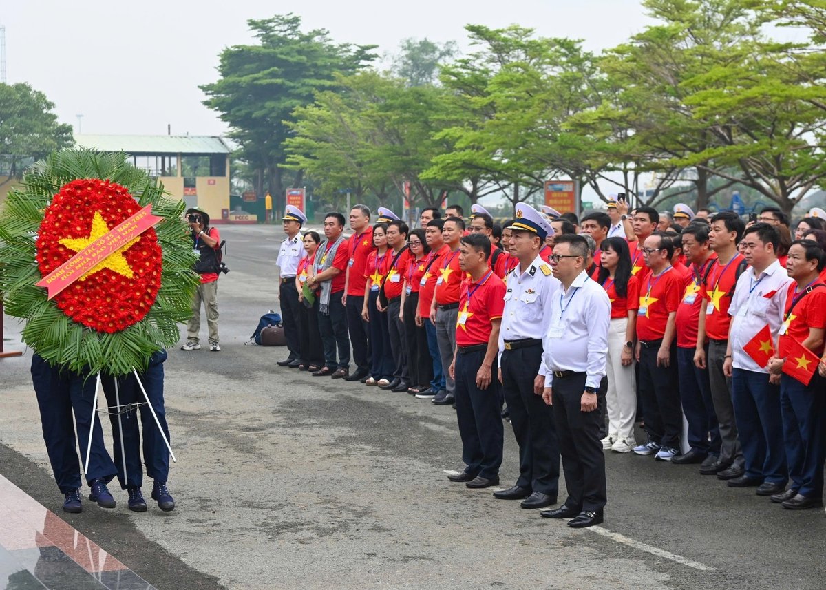 Đoàn công tác dâng hương trước Tượng đài Anh hùng liệt sỹ Đoàn tàu không số. Đoàn công tác dâng hương trước Tượng đài Anh hùng liệt sỹ Đoàn tàu không số.