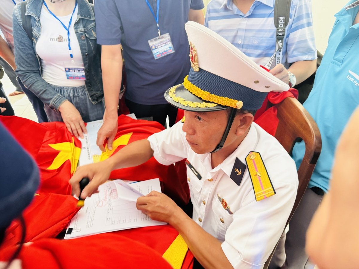 Tổ quốc trên những lá cờ. Tổ quốc trên những lá cờ.