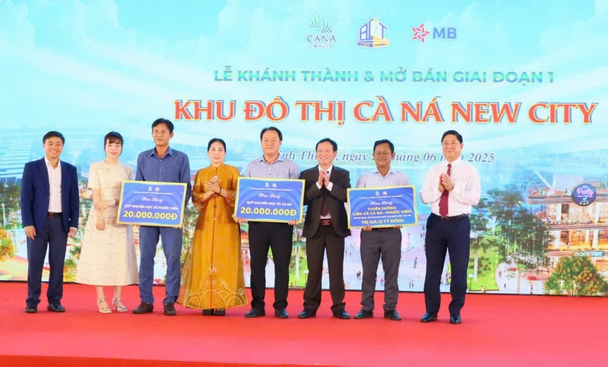 Chủ đầu tư dự án Cà Ná New City trao hỗ trợ từ thiện xã hội cho địa phương. Ảnh: TL. Chủ đầu tư dự án Cà Ná New City trao hỗ trợ từ thiện xã hội cho địa phương. Ảnh: TL.