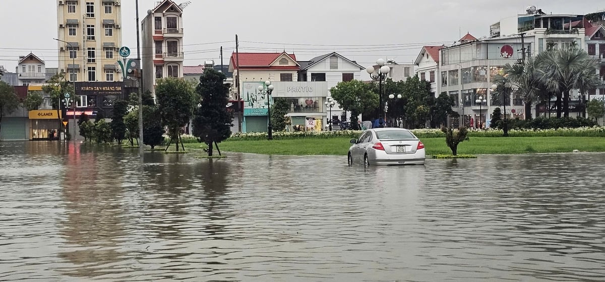 Khu vực xung quanh Quảng Trường 3/2 thành phố Bắc Giang sau cơn mưa chiều 21/6. Ảnh: Phạm Minh. Khu vực xung quanh Quảng Trường 3/2 thành phố Bắc Giang sau cơn mưa chiều 21/6. Ảnh: Phạm Minh.