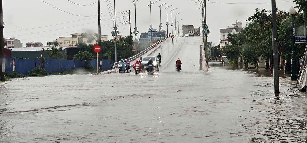 Một số người tham gia giao thông cẩn trọng dừng lại quan sát tại chân cầu vượt phía đường Trần Quang Khải (TP Bắc Giang). Ảnh: Phạm Minh. Một số người tham gia giao thông cẩn trọng dừng lại quan sát tại chân cầu vượt phía đường Trần Quang Khải (TP Bắc Giang). Ảnh: Phạm Minh.
