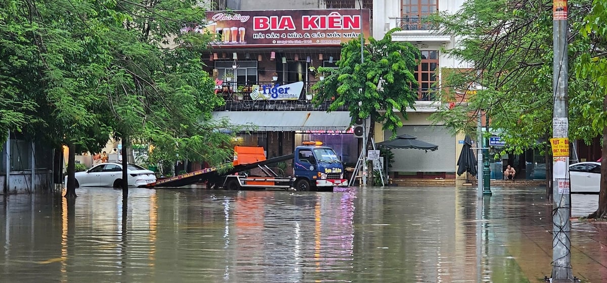 Đã có xe không may đi vào khu vực nước ngập sâu phải nhờ đến cứu hộ. Ảnh: Phạm Minh. Đã có xe không may đi vào khu vực nước ngập sâu phải nhờ đến cứu hộ. Ảnh: Phạm Minh.