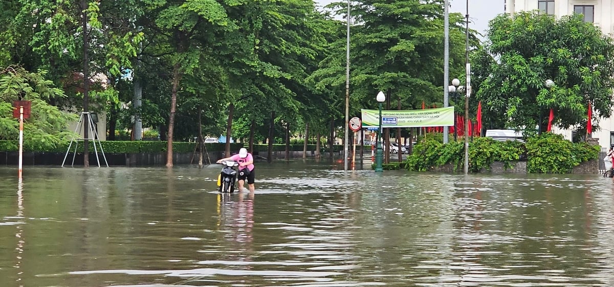 Người dân chọn dắt xe để đảm bảo an toàn cho cả người và xe. Ảnh: Phạm Minh. Người dân chọn dắt xe để đảm bảo an toàn cho cả người và xe. Ảnh: Phạm Minh.