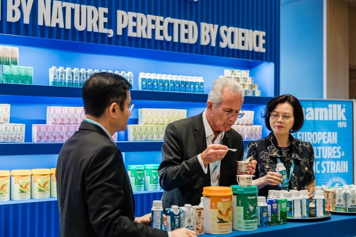 Ms. Bui Thi Huong, Executive Director of Vinamilk (far right), introduced a range of new products with breakthrough technologies such as dual vacuum suction, microfiltration, and whole-bean blending. Photo: An Minh.