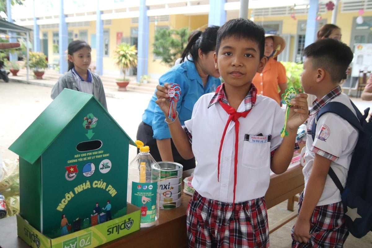 Các em học sinh xã Đại Điền, huyện Thạnh Phú mang chai lọ nhựa đổi lấy những phần quà xanh. Ảnh: Kiều Nhi. Các em học sinh xã Đại Điền, huyện Thạnh Phú mang chai lọ nhựa đổi lấy những phần quà xanh. Ảnh: Kiều Nhi.