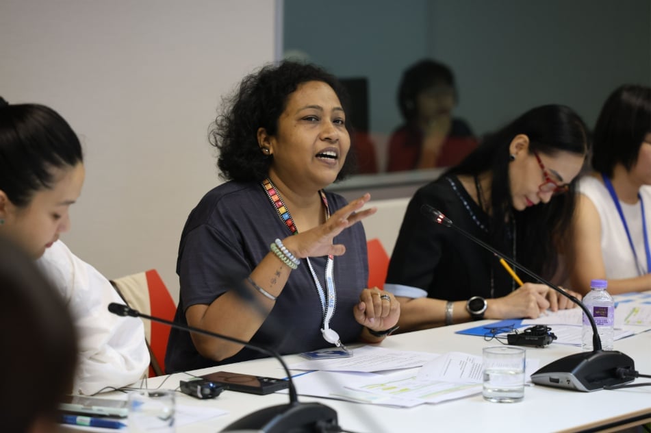 Bà Parimita Mohanti, Giám đốc dự án Empower II (Chương trình Môi trường LHQ - UNEP), đánh giá cao vai trò tiên phong của Việt Nam trong quản lý chất thải, vừa góp phần giảm phát thải khí nhà kính vừa tạo thêm sinh kế cho phụ nữ. Ảnh: UN Women. Bà Parimita Mohanti, Giám đốc dự án Empower II (Chương trình Môi trường LHQ - UNEP), đánh giá cao vai trò tiên phong của Việt Nam trong quản lý chất thải, vừa góp phần giảm phát thải khí nhà kính vừa tạo thêm sinh kế cho phụ nữ. Ảnh: UN Women.