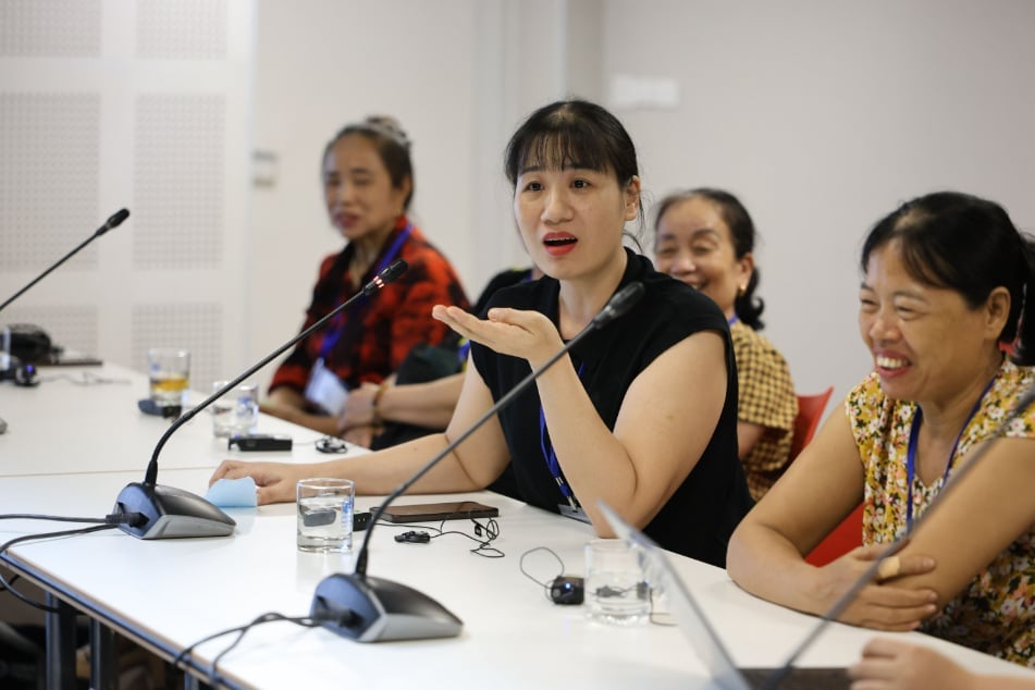 Dù thu nhập bấp bênh, chị Ngô Thị Thu (áo đen, ở giữa) cùng hàng triệu phụ nữ ve chai vẫn miệt mài thu gom phế liệu, góp phần bảo vệ môi trường đô thị. Ảnh: UN Women. Dù thu nhập bấp bênh, chị Ngô Thị Thu (áo đen, ở giữa) cùng hàng triệu phụ nữ ve chai vẫn miệt mài thu gom phế liệu, góp phần bảo vệ môi trường đô thị. Ảnh: UN Women.