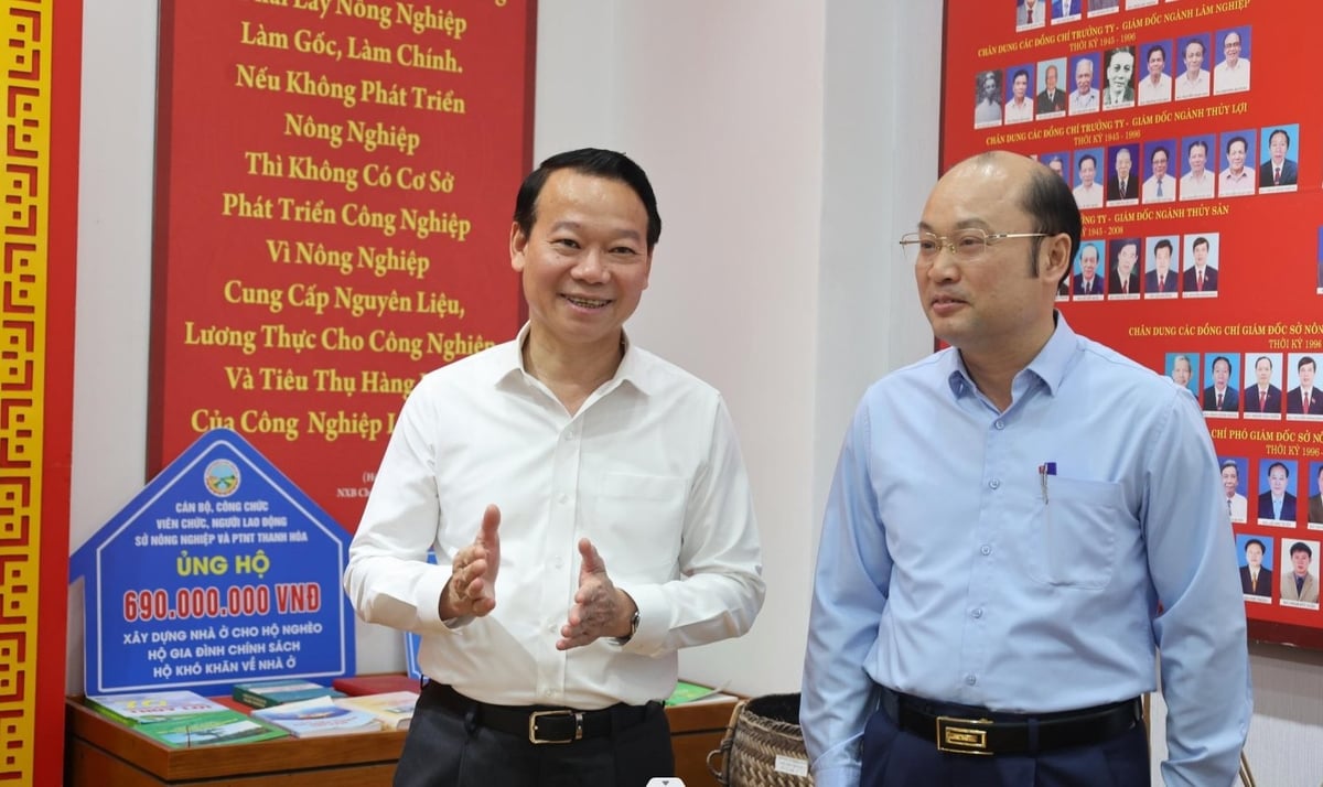 Bộ trưởng Đỗ Đức Duy (bên trái) thăm phòng truyền thống ngành nông nghiệp. Ảnh: Quốc Toản. Bộ trưởng Đỗ Đức Duy (bên trái) thăm phòng truyền thống ngành nông nghiệp. Ảnh: Quốc Toản.