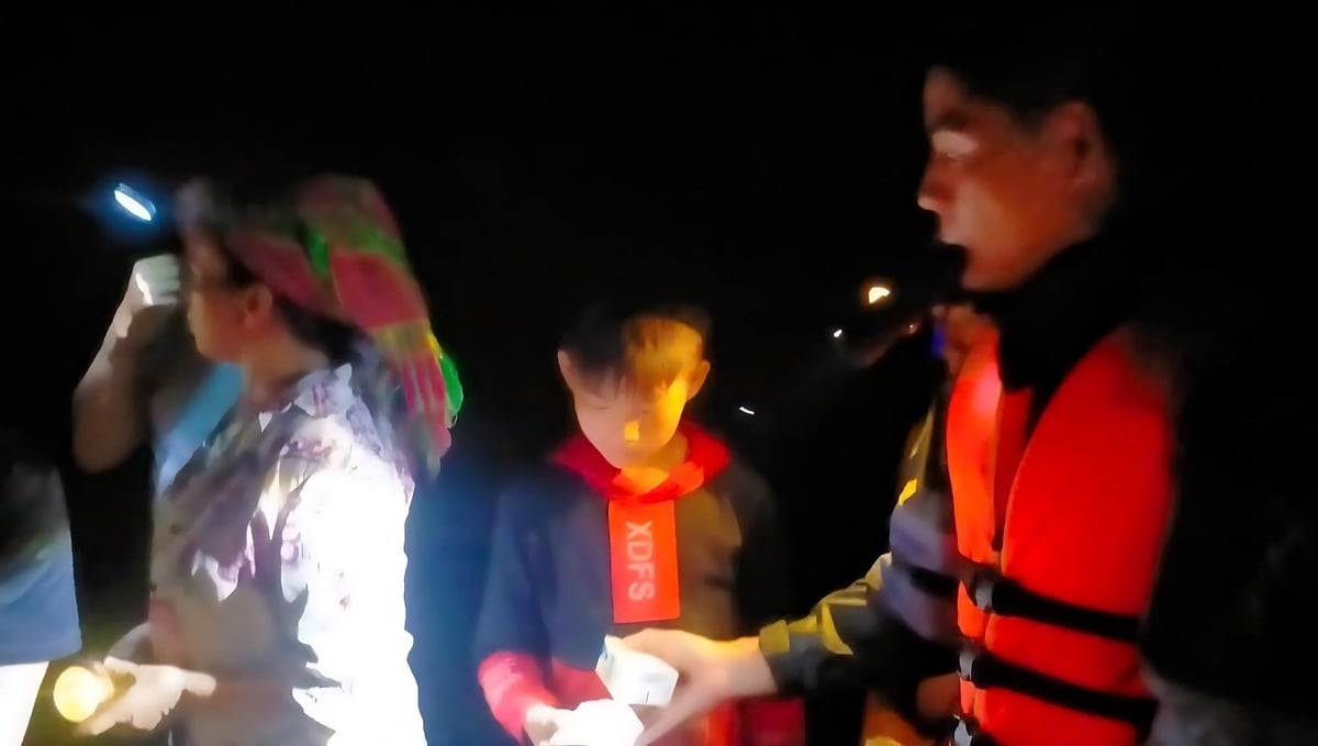 Công an Lạng Sơn hỗ trợ nhu yếu phẩm cho người dân thôn xã Nhất Tiến, huyện Bắc Sơn. Ảnh: CALS. Công an Lạng Sơn hỗ trợ nhu yếu phẩm cho người dân thôn xã Nhất Tiến, huyện Bắc Sơn. Ảnh: CALS.