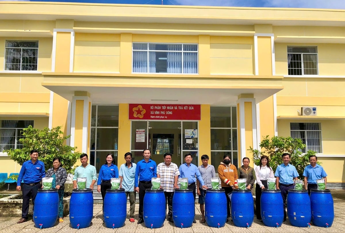 Sở Nông nghiệp và Môi trường tỉnh Bạc Liêu đã tích cực hỗ trợ người dân các thùng lưu chứa rác thải, góp phần thực hiện hiệu quả tiêu chí môi trường trong xây dựng NTM. Ảnh: Lê Hùng. Sở Nông nghiệp và Môi trường tỉnh Bạc Liêu đã tích cực hỗ trợ người dân các thùng lưu chứa rác thải, góp phần thực hiện hiệu quả tiêu chí môi trường trong xây dựng NTM. Ảnh: Lê Hùng.