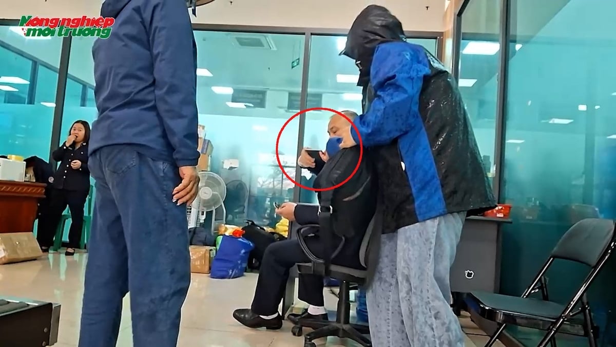 Tại khu vực không thuộc lối đi dành cho cư dân biên giới, nhiều người vẫn vô tư qua lại. Một số cư dân bị thu sổ ngay tại chốt, đồng nghĩa với việc không thể tiếp tục 'chuyến đi' trong ngày – minh chứng cho sự lỏng lẻo trong kiểm soát và dấu hiệu chọn lọc trong cách xử lý. Ảnh: HK. Tại khu vực không thuộc lối đi dành cho cư dân biên giới, nhiều người vẫn vô tư qua lại. Một số cư dân bị thu sổ ngay tại chốt, đồng nghĩa với việc không thể tiếp tục 'chuyến đi' trong ngày – minh chứng cho sự lỏng lẻo trong kiểm soát và dấu hiệu chọn lọc trong cách xử lý. Ảnh: HK.