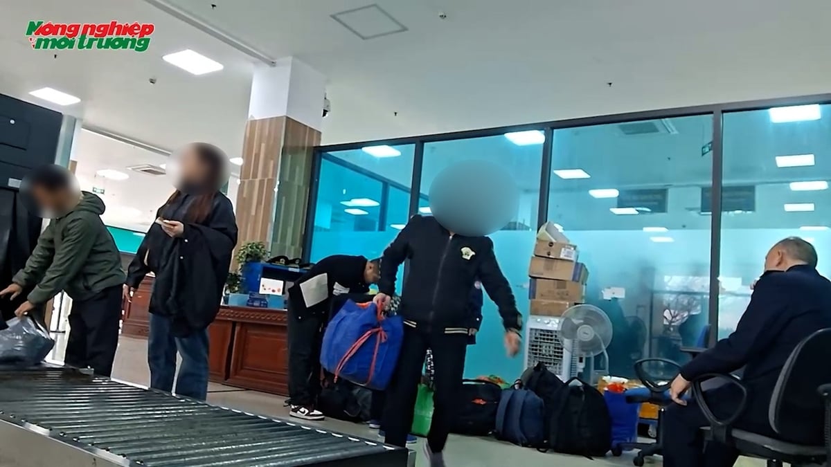 Khệ nệ xách, vận chuyển hàng hóa ngay tại lối đi không dành cho cư dân biên giới, nhưng vẫn ngang nhiên lọt qua 'khe hở' của lực lượng Hải quan. Một hình ảnh cho thấy sự dễ dãi đến mức khó hiểu trong khâu kiểm soát tại cửa khẩu. Ảnh: HK. Khệ nệ xách, vận chuyển hàng hóa ngay tại lối đi không dành cho cư dân biên giới, nhưng vẫn ngang nhiên lọt qua 'khe hở' của lực lượng Hải quan. Một hình ảnh cho thấy sự dễ dãi đến mức khó hiểu trong khâu kiểm soát tại cửa khẩu. Ảnh: HK.