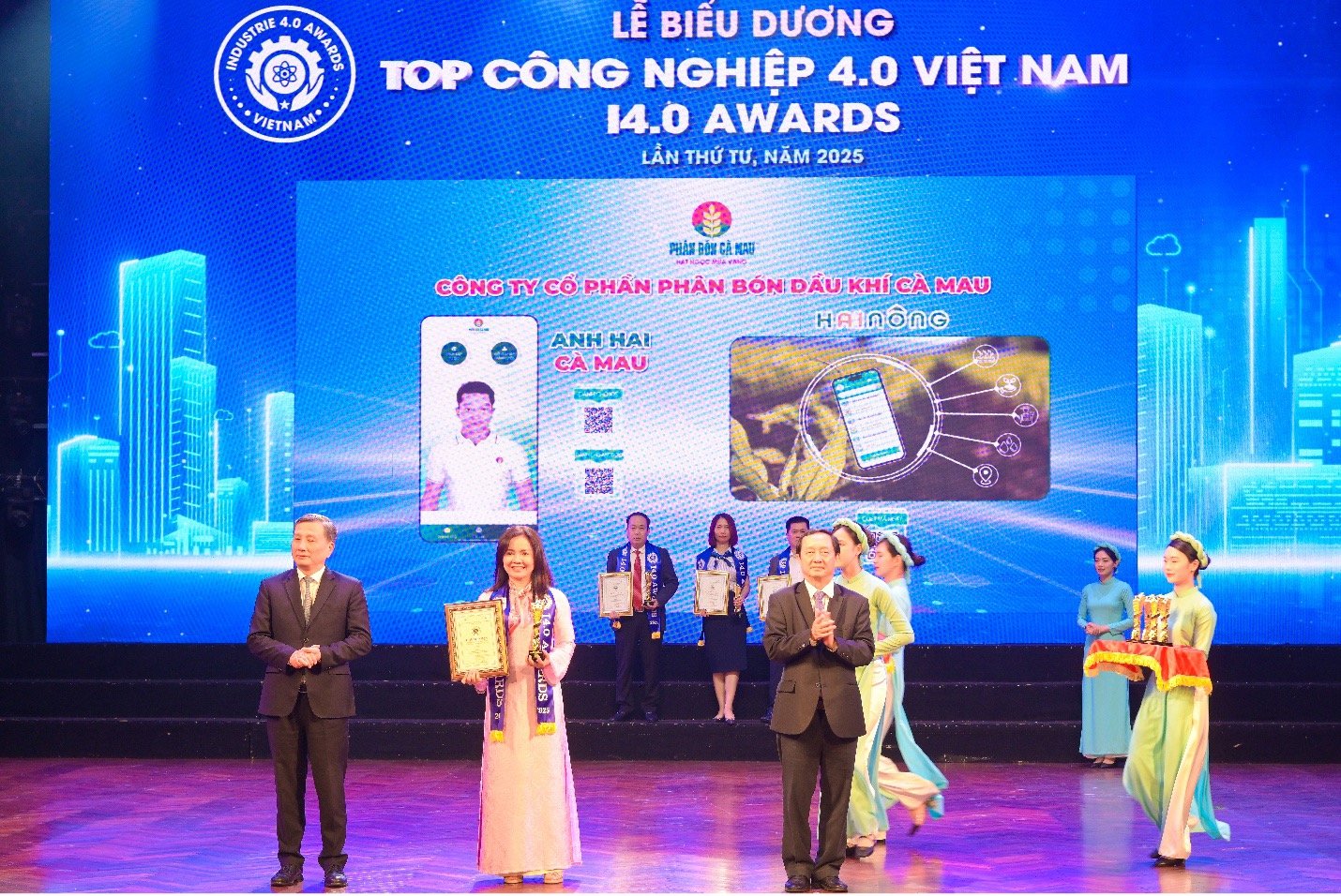 Đại diện PVCFC nhận biểu trưng vinh danh PVCFC đạt Top Doanh nghiệp có sản phẩm thông minh. Ảnh: PVCFC. Đại diện PVCFC nhận biểu trưng vinh danh PVCFC đạt Top Doanh nghiệp có sản phẩm thông minh. Ảnh: PVCFC.