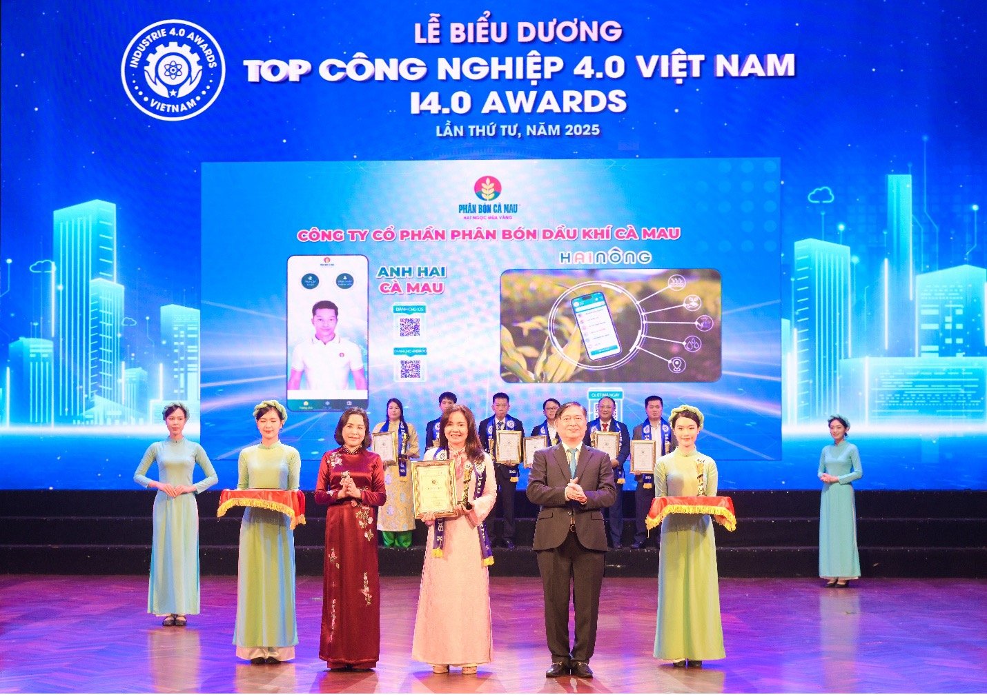 Đại diện PVCFC nhận biểu trưng vinh danh PVCFC đạt Top Doanh nghiệp khoa học và công nghệ, đổi mới sáng tạo và chuyển đổi số. Ảnh: PVCFC. Đại diện PVCFC nhận biểu trưng vinh danh PVCFC đạt Top Doanh nghiệp khoa học và công nghệ, đổi mới sáng tạo và chuyển đổi số. Ảnh: PVCFC.