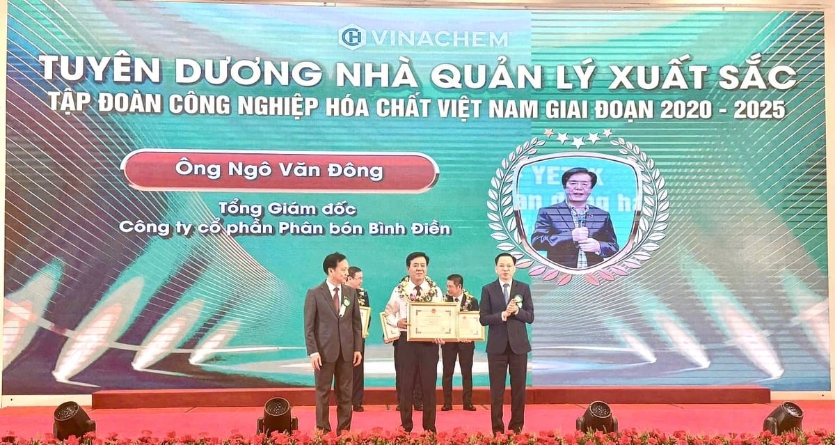 Ông Ngô Văn Đông, Tổng giám đốc Công ty CP Phân bón Bình Điền được vinh danh là Nhà quản lý xuất sắc Tập đoàn Công nghiệp Hóa chất Việt Nam giai đoạn 2020-2025. Ảnh: Ngọc Vân. Ông Ngô Văn Đông, Tổng giám đốc Công ty CP Phân bón Bình Điền được vinh danh là Nhà quản lý xuất sắc Tập đoàn Công nghiệp Hóa chất Việt Nam giai đoạn 2020-2025. Ảnh: Ngọc Vân.