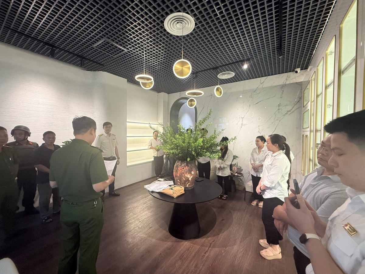 Lực lượng chức năng khám xét nơi kinh doanh của vợ chồng Vũ Nam Phương. Ảnh: Công an TP Hà Nội. Lực lượng chức năng khám xét nơi kinh doanh của vợ chồng Vũ Nam Phương. Ảnh: Công an TP Hà Nội.