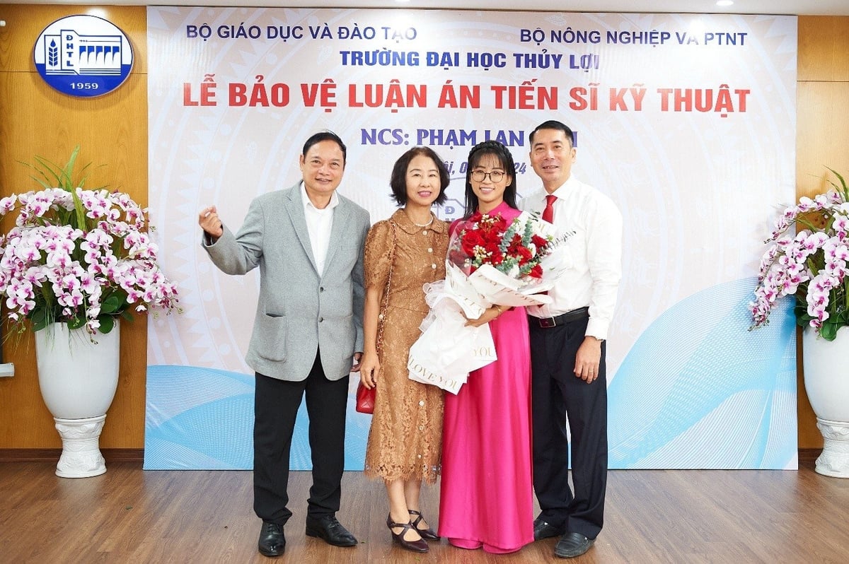 TS Phạm Lan Anh cùng gia đình trong Lễ bảo vệ Luận án tiến sĩ kỹ thuật. Từ trái qua: PGS.TS. Phạm Văn Quốc; PGS.TS. Phạm Thị Ngọc Lan; TS Phạm Lan Anh; PGS.TS. Lê Văn Chín. Ảnh: TLU. TS Phạm Lan Anh cùng gia đình trong Lễ bảo vệ Luận án tiến sĩ kỹ thuật. Từ trái qua: PGS.TS. Phạm Văn Quốc; PGS.TS. Phạm Thị Ngọc Lan; TS Phạm Lan Anh; PGS.TS. Lê Văn Chín. Ảnh: TLU.