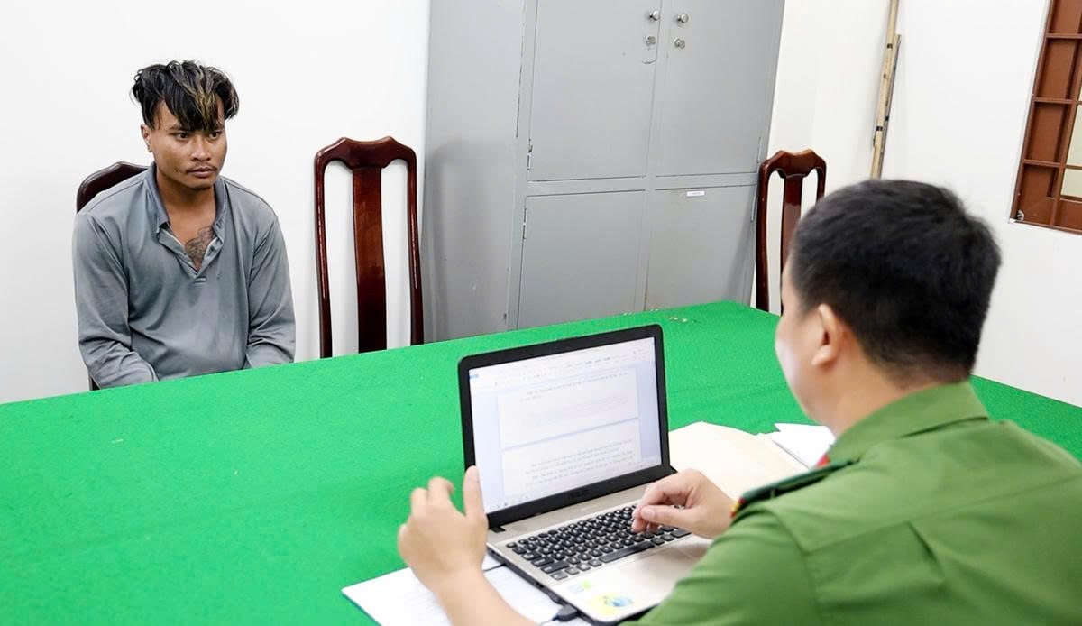 Đối tượng Chau Linh E khai nhận tại Cơ quan Công an. Ảnh: Tiến Tầm. Đối tượng Chau Linh E khai nhận tại Cơ quan Công an. Ảnh: Tiến Tầm.