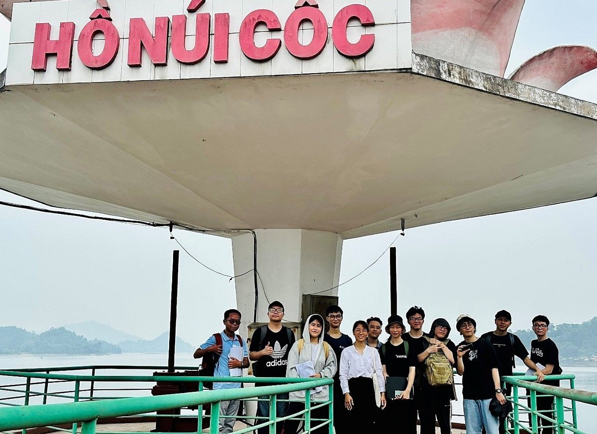 TS Phạm Lan Anh, giảng viên Bộ môn Thủy công, cùng sinh viên đi thực địa tại Hồ Núi Cốc. Ảnh: NVCC. TS Phạm Lan Anh, giảng viên Bộ môn Thủy công, cùng sinh viên đi thực địa tại Hồ Núi Cốc. Ảnh: NVCC.