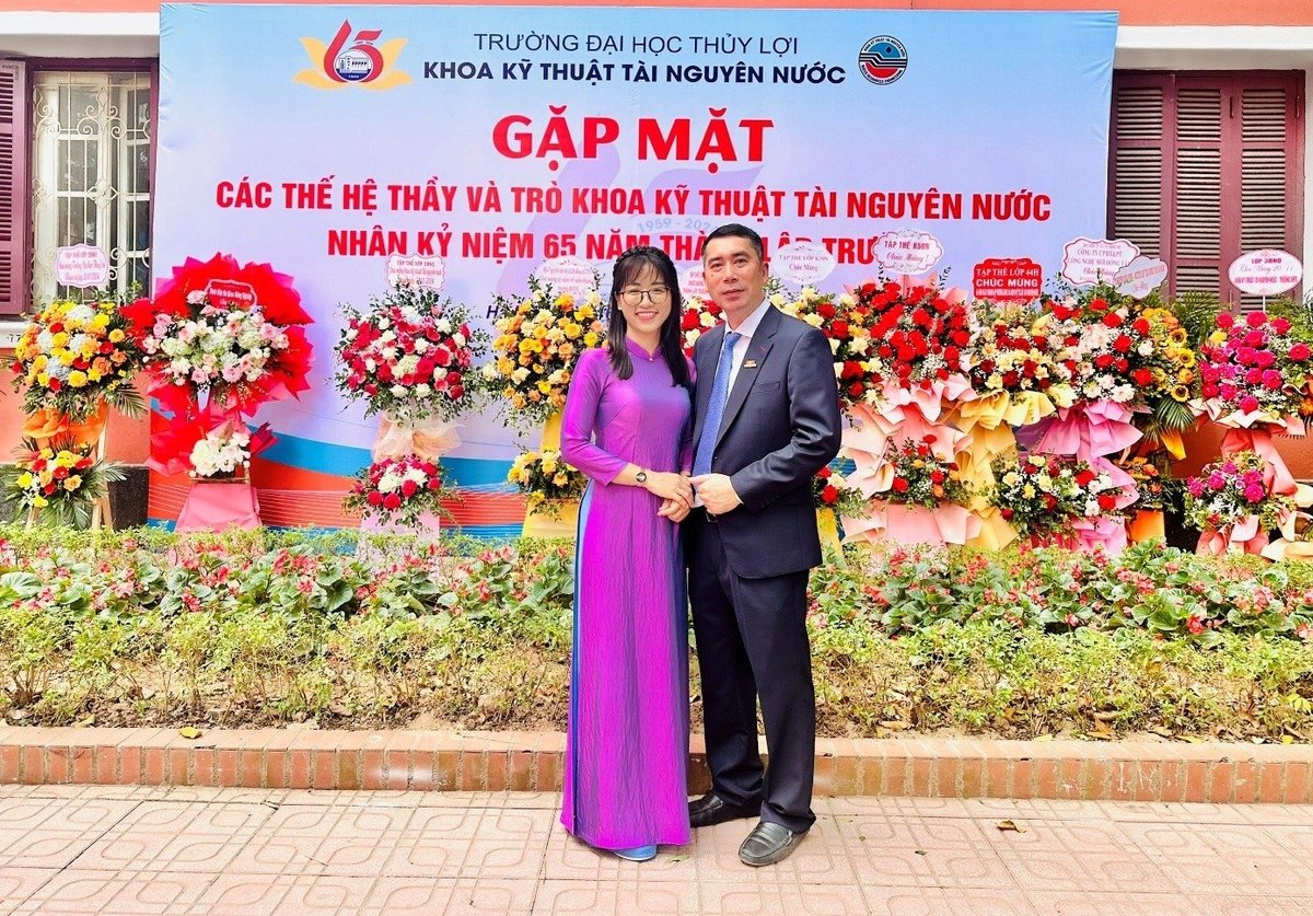 Người bạn đời của cô - PGS.TS. Lê Văn Chín - hiện là Trưởng Khoa Kỹ thuật tài nguyên nước, Viện trưởng Viện Kỹ thuật tài nguyên nước. Ảnh: TLU. Người bạn đời của cô - PGS.TS. Lê Văn Chín - hiện là Trưởng Khoa Kỹ thuật tài nguyên nước, Viện trưởng Viện Kỹ thuật tài nguyên nước. Ảnh: TLU.